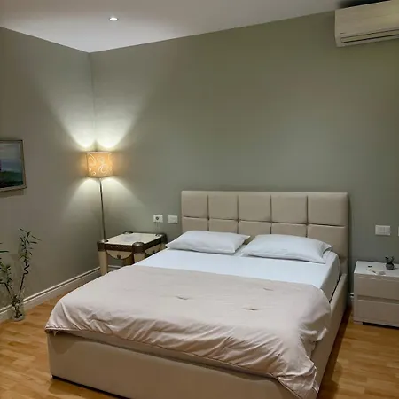 The Pebble Couch * טיראנה