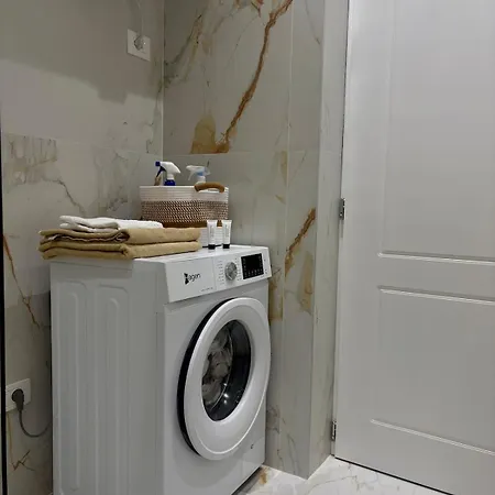 The Pebble Couch 티라나